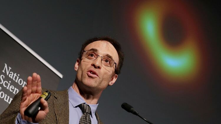 El científico Sheperd Doeleman, de la Universidad de Harvard y el Centro de Astrofísica Harvard-Smithsonian presenta la imagen inédita (AFP)