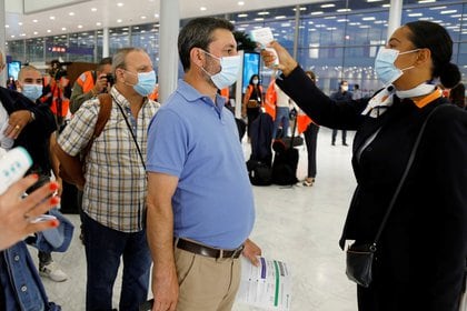 Controles de temperatura a pasajeros en el aeropuertos francés de Orly (REUTERS/Charles Platiau)
