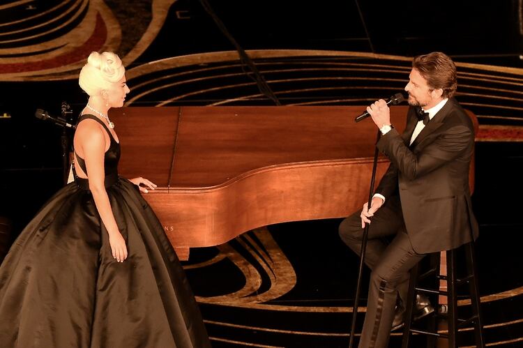 Lady Gaga y Bradley Cooper interpretaron Shallow, en el Dolby Theatre.