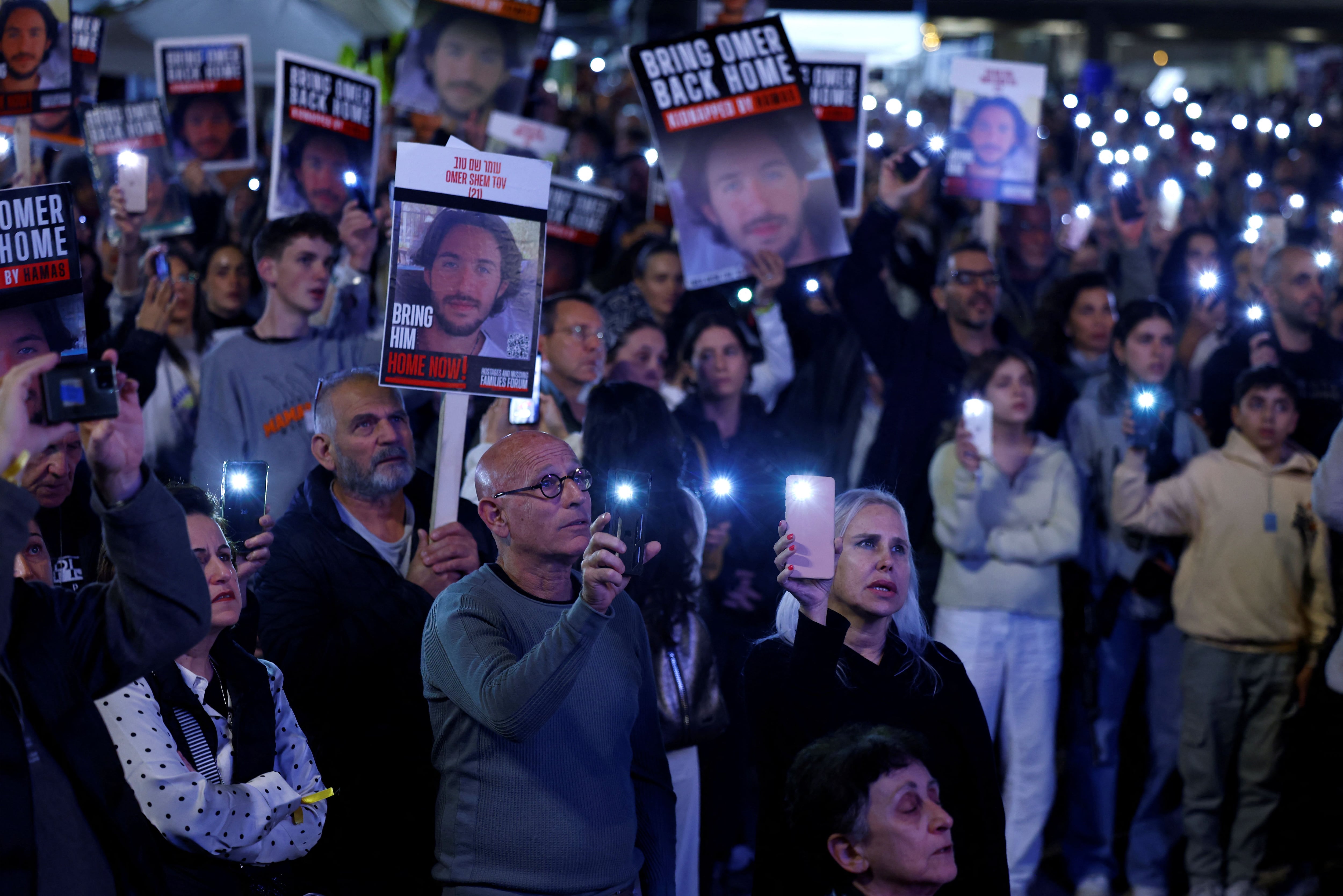 Personas piden la liberación de los rehenes secuestrados en el ataque del 7 de octubre por el grupo terrorista palestino Hamas, en Tel Aviv, Israel, 30 de diciembre de 2023. REUTERS/Clodagh Kilcoyne/Archivo