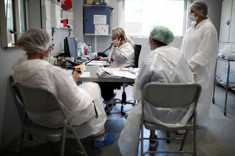 Personal médico usando trajes de protección y mascarillas en un hospital en Bondy, cerca de Paris, donde se combate el coronavirus (Reuters)