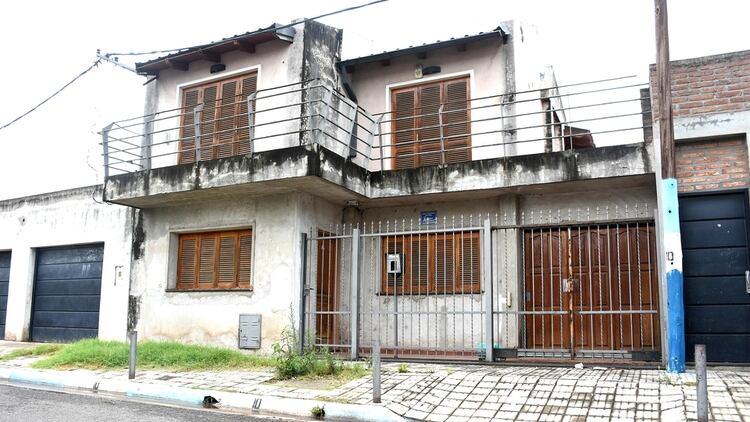 La casa donde vivían los Messi está deshabitada. Con sus dos plantas, sus rejas y ventanas cerradas, el paso del tiempo se nota en las paredes. (Leo Galletto)