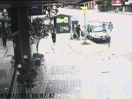 Captura de uno de los ladrones llevándose el botín en Belgrano.