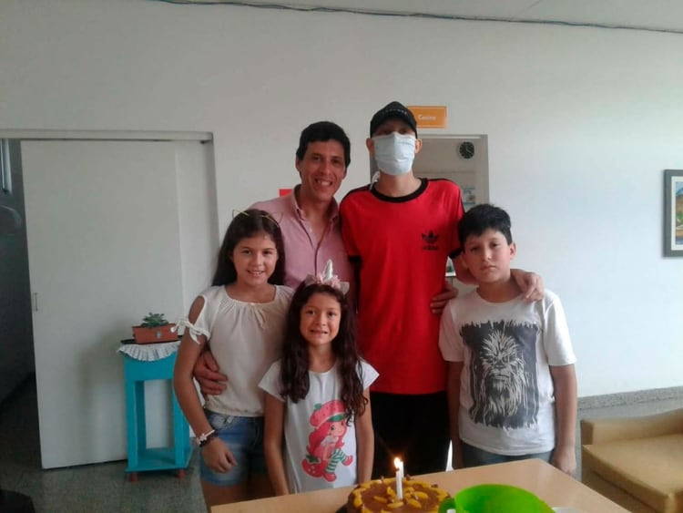 José González junto a sus hijos
