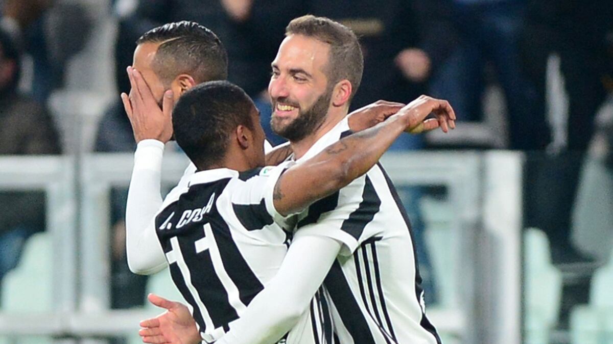 Con Sampaoli en la tribuna, la Juventus de Higuaín se impone ante el Genoa