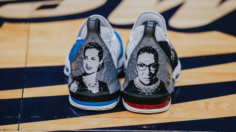Las zapatillas de Taurasi con los rostros de Eva PerÃ³n y Ruth Bader Ginsburg (Foto: @PhoenixMercury)