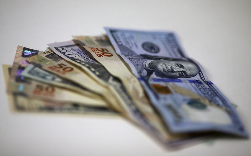 Imagen ilustrativa de archivo de billetes de reales y dólares en una casa de cambio en Río de Janeiro, Sep 10, 2015
REUTERS/Ricardo Moraes