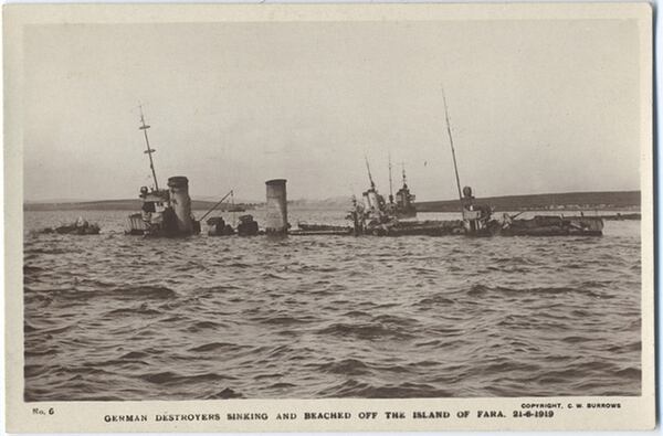 Fotografía donde se observa el pedazo del vapor alemán que quedó sin hundirse sobre la superficie del mar.
