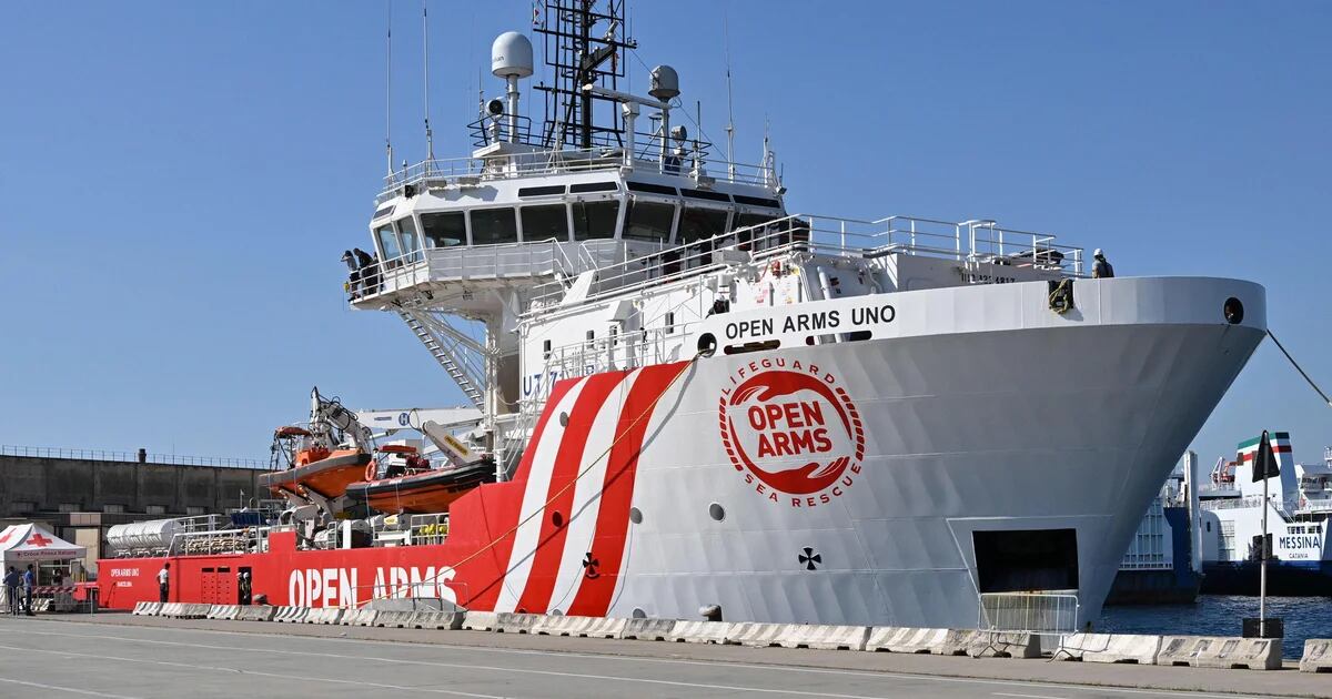 La nave Open Arms con 176 migranti soccorsi si sta dirigendo verso il porto di Genova (Italia).