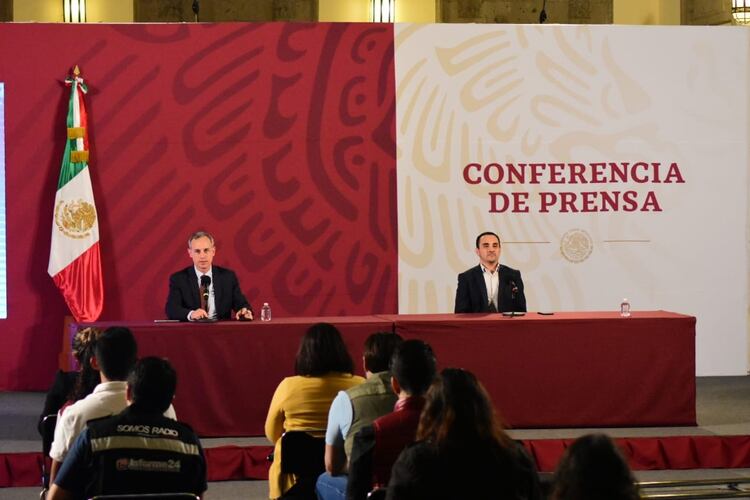 El subsecretario de Prevención y Promoción de la Salud, Hugo López-Gatell, acompañado por el director general del Centro Nacional para la Transfusión Sanguínea, el doctor Jorge Trejo Gómora, informó sobre el panorama nacional de COVID-19 (Foto: Cortesía)