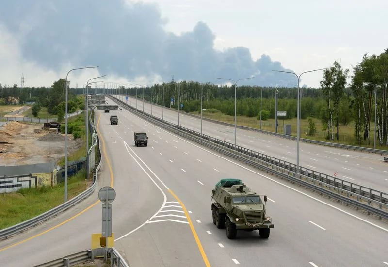 FOTO DE ARCHIVO: Una columna militar del grupo mercenario privado Wagner conduce a lo largo de la autopista M-4 hacia Moscú (Reuters)
