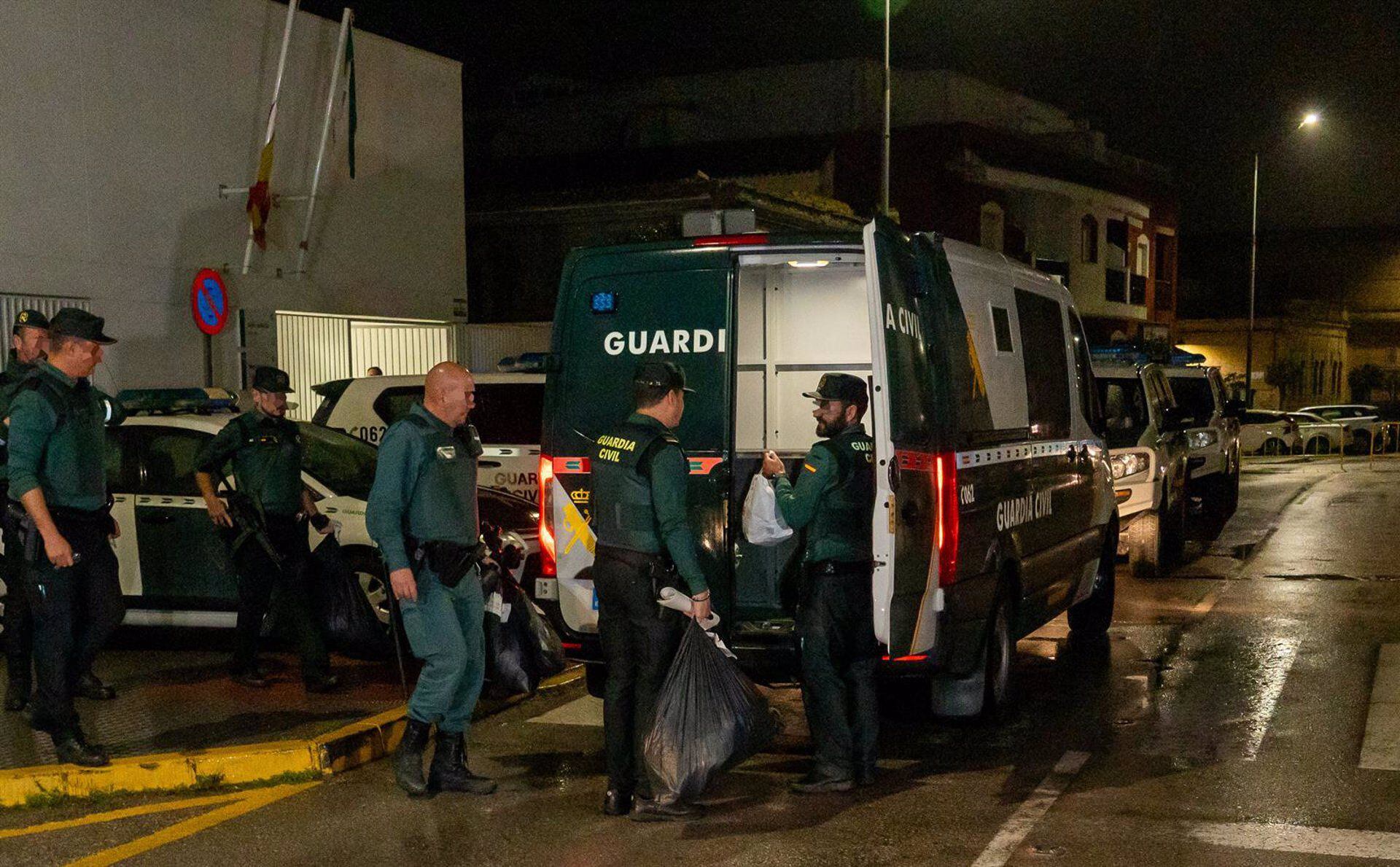 La Guardia Civil introduce en los furgones las pertenencias de los detenidos. (Francisco J. Olmo/Europa Press)