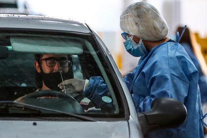 Un hombre se somete a un hisopado de covid-19 en un centro de control de la Ciudad de Buenos Aires, Argentina (Foto: EFE)