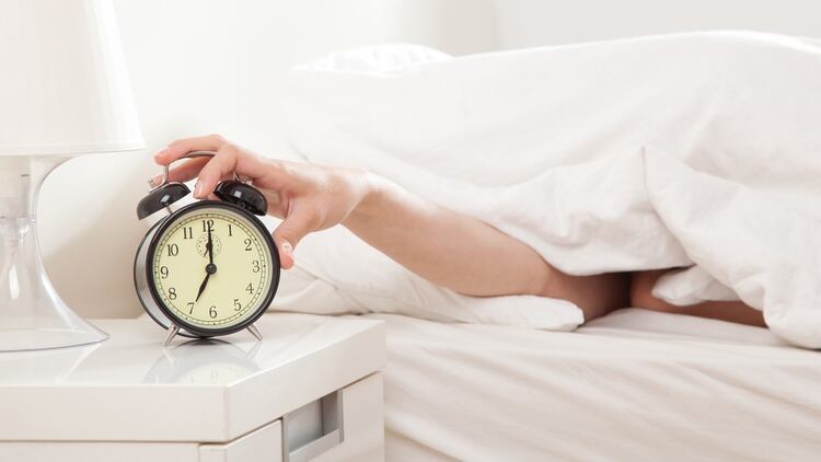 Es importante despertarse en un horario moderado durante el fin de semana ya que sino el lunes la persona se habrá desacostumbrado (iStock)