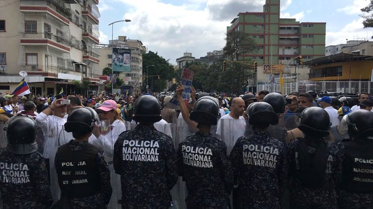 La Policía Nacional Bolivariana impidió el paso de los manifestantes (@ElPitazoTV)