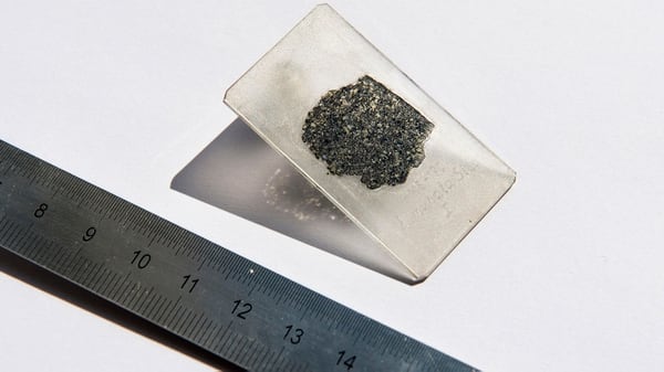 Un pequeño extracto del meteorito que cayó a la Tierra hace diez años (Hillary Sanctuary/EPFL via AP)