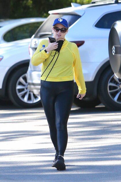 Rebel Wilson salió a hacer deporte por las calles de Los Ángeles. La actriz caminó por su vecindario, lució unas calzas metalizadas negras, un buzo amarillo, lentes de sol y gorra