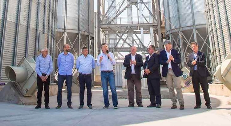 Macri al inaugurar la nueva planta de AGD en Pampa del Infierno, Chaco, en 2017, junto al empresario Roberto Urquía (aplaudiendo a la der. del Presidente).