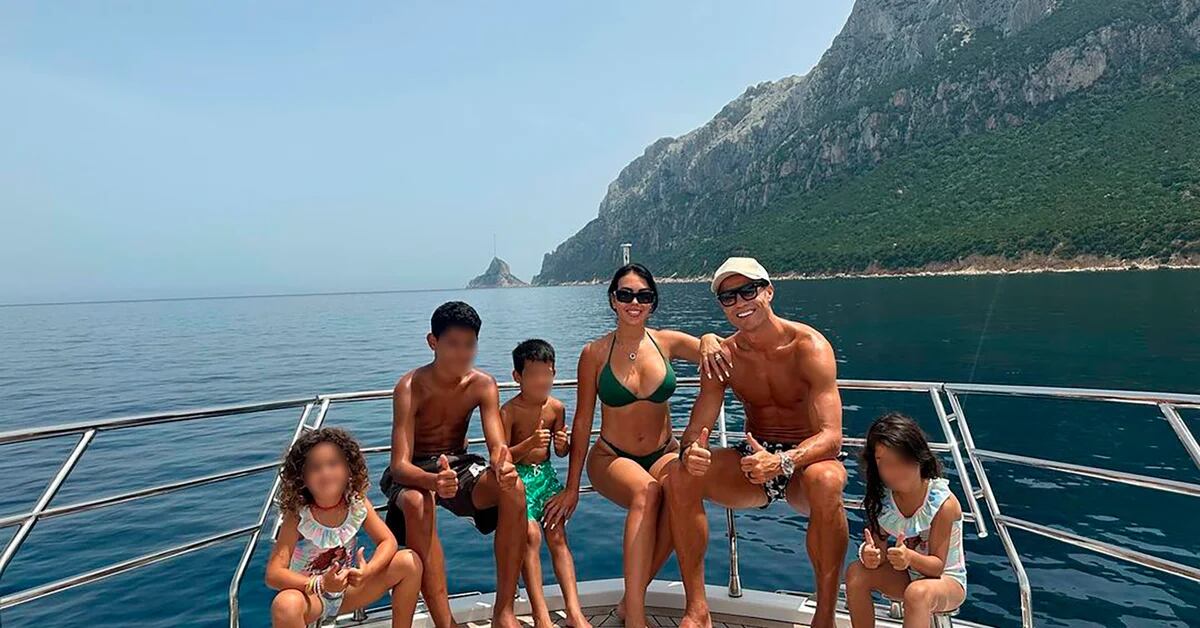 As férias paradisíacas de Cristiano Ronaldo e Georgina Rodríguez na Sardenha: as novas imagens do luxuoso iate