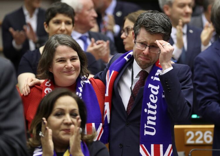 Miembros del Parlamento Europeo lloran emocionados después de votar el acuerdo del Brexit durante una sesión plenaria el 29 de enero de 2020 (REUTERS/Yves Herman/Pool)