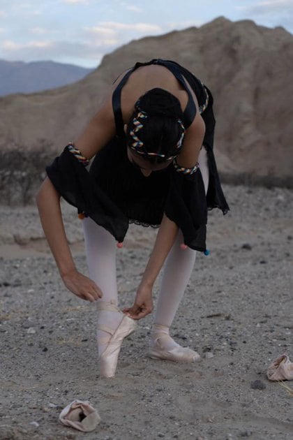 Es indígena, aprendió ballet por YouTube y Julio Bocca la becó en su  fundación: la conmovedora historia de Agostina Arreguez - Infobae