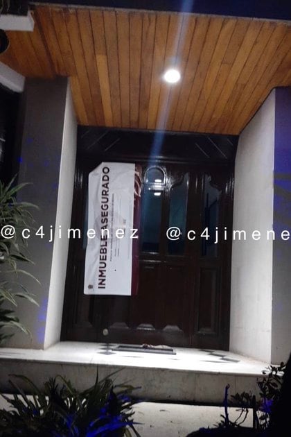 La clínica de belleza fue asegurada con sellos de la fiscalía mexiquense (Foto: Twitter@c4jimenez)