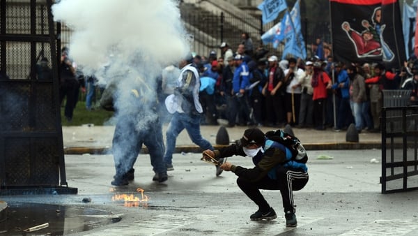 Los atacantes utilizaron piedras, palos y bombas molotov