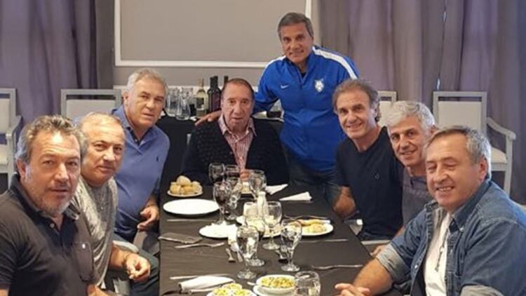 La foto del almuerzo con siete de sus dirigidos en el Mundial de México 1986