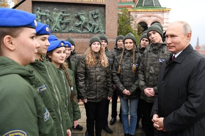 Vladimir Putin habla con miembros de la organización juvenil Vympel este 4 de noviembre de 2020 (Reuters)