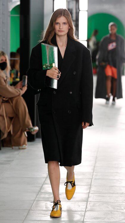 Los maxi tapados de paño oversized estuvieron presente en la pasarela de Louis Vuitton. Acompañados por sobres metalizados y zapatos estilo mocasín 
