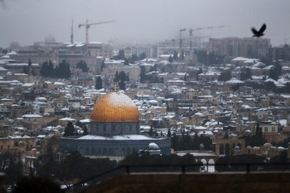 Nieve en los techos de Jerusalén y en la Cúpula de la Roca, el 18 de febrero de 2021. REUTERS / Ronen Zvulun