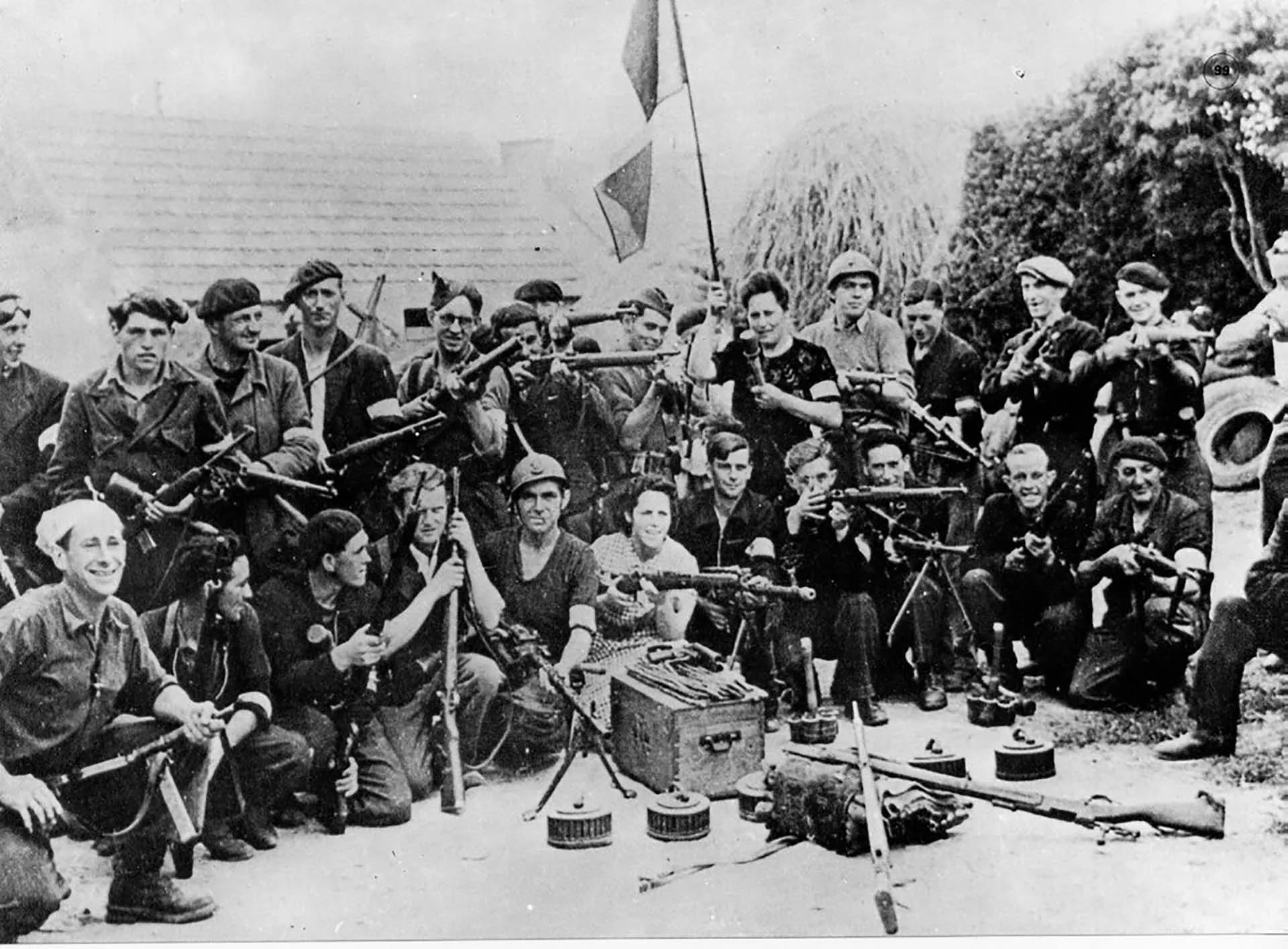 Un grupo de maquisards, posando con sus armas