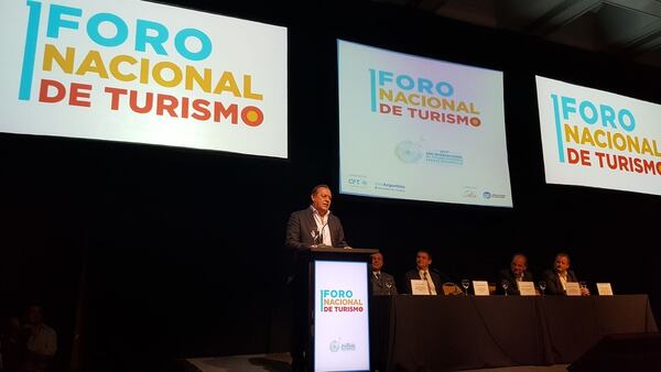 El ministro de Turismo de la Nación, Gustavo Santos, en el Foro Nacional de Turismo