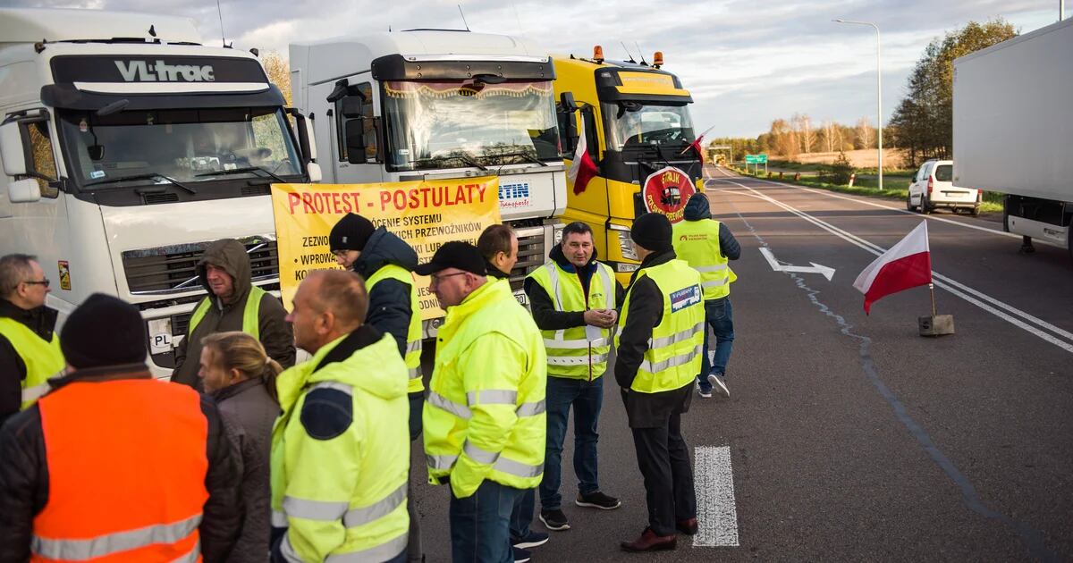 Prawie 2800 ukraińskich ciężarówek czeka na wjazd do Polski z powodu blokad ze strony polskich przewoźników