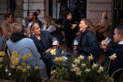 Un grupo de amigos charlando y bebiendo en la terraza de un bar en Estocolmo, Suecia (AP / Andrés Kudacki)