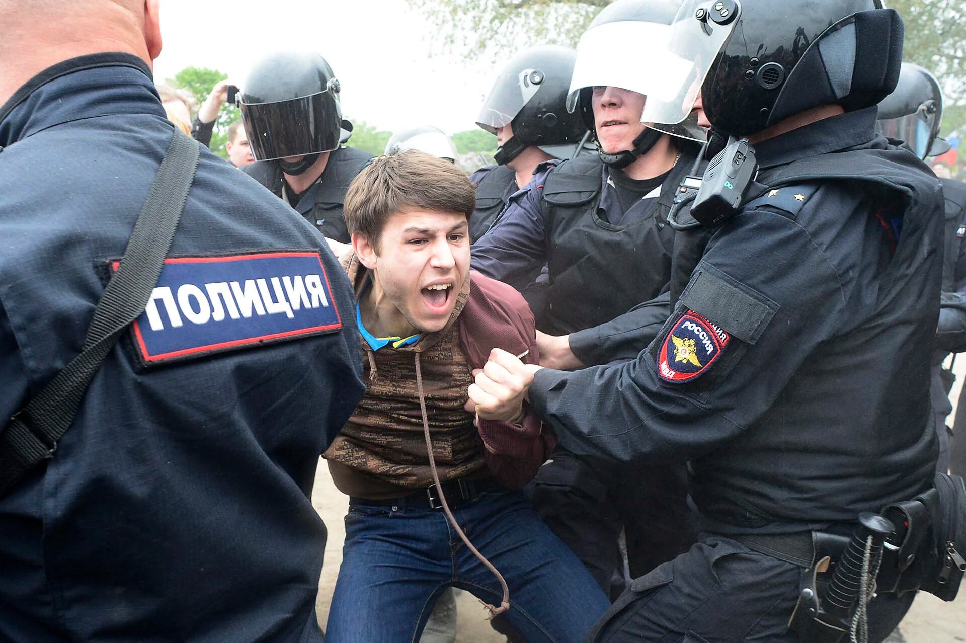 Agentes de la policía rusa detienen a un manifestante durante las protestas de la oposición en San Petersburgo (AFP)