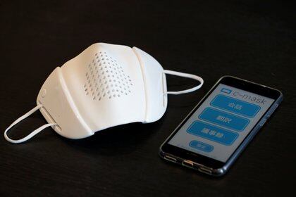 La “c-mask” de plástico blanco se adapta a las máscaras faciales estándar y se conecta a través de Bluetooth a una aplicación de teléfonos inteligentes y tablets que puede transcribir el habla en mensajes de texto, hacer llamadas o amplificar la voz del usuario de la máscara (REUTERS)