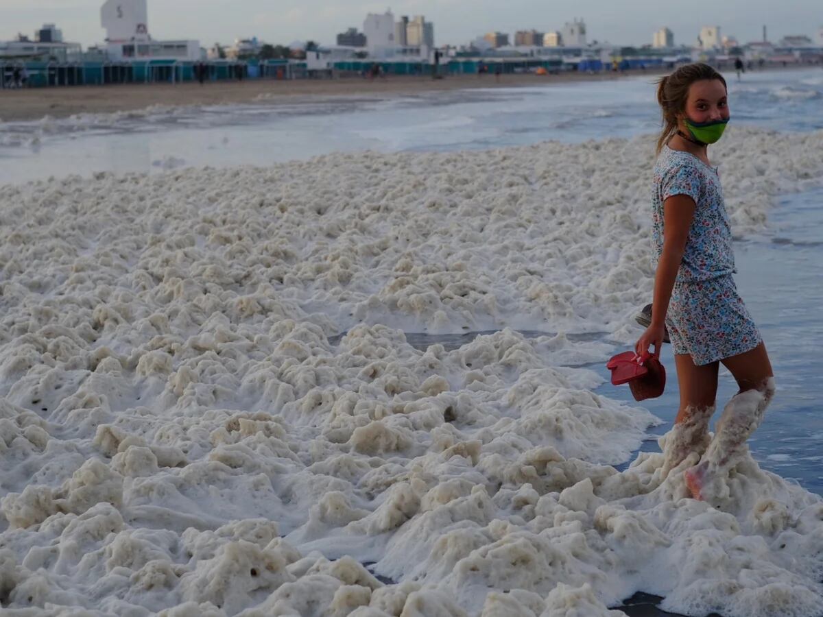 monigote de nieve lotería Alegaciones Sorpresa en Mar del Plata: una densa espuma marina cubrió las playas -  Infobae