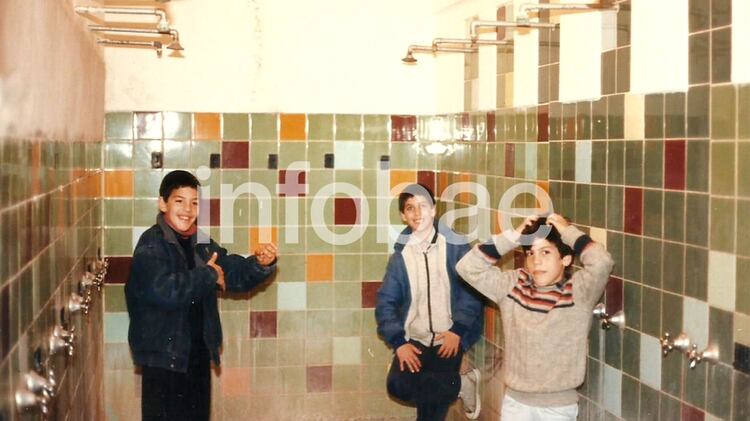Luis Scola (el de campera azul oscura) junto a dos compañeros en el vestuario del club en 1988