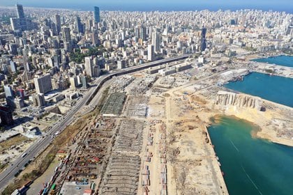 La vista aérea refleja la devastación que quedó luego de las explosiones en un depósito de nitrato de amonio en el puerto de Beirut (Reuters)