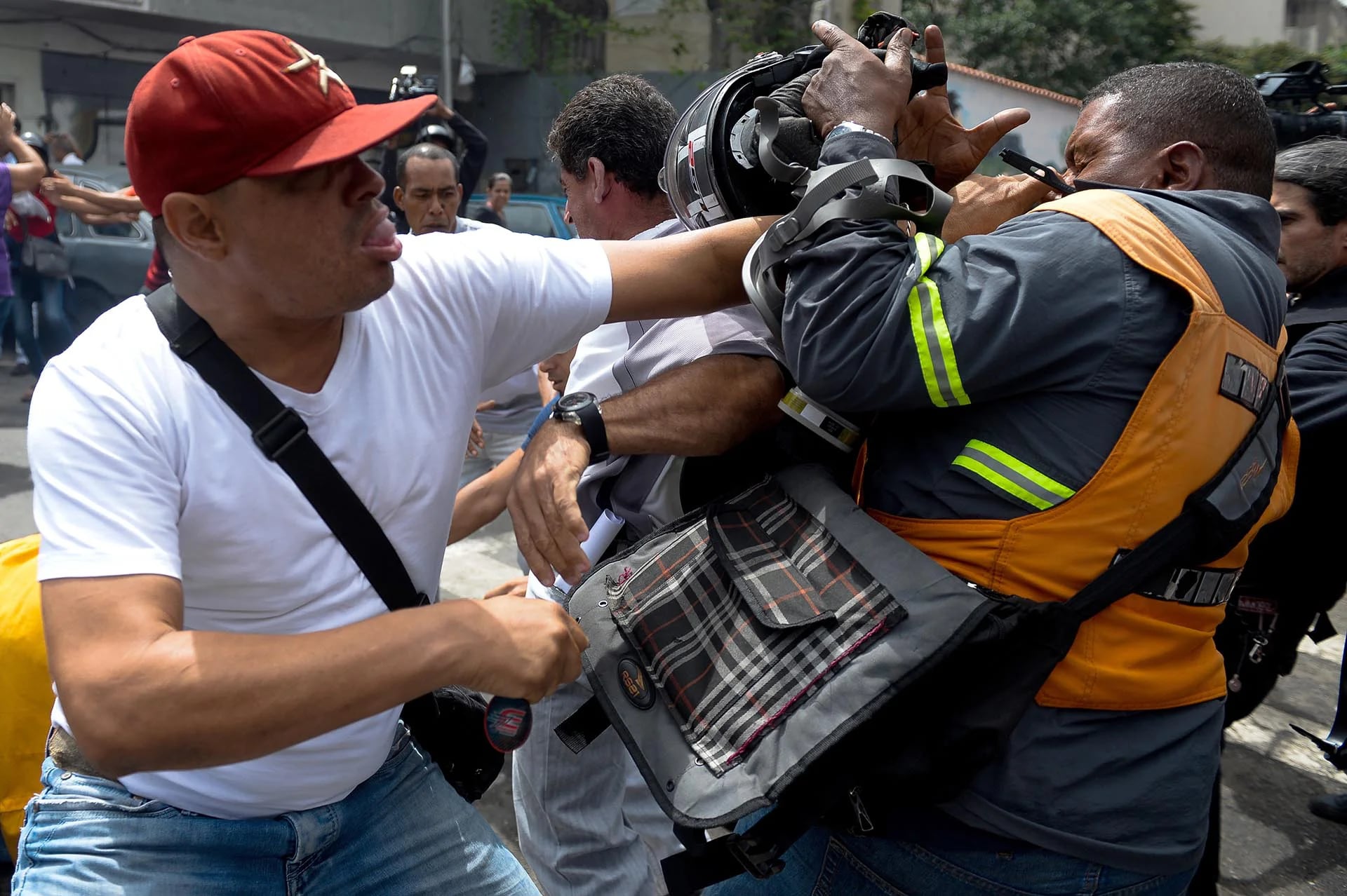 Colectivos chavistas agreden a manifestantes de la oposición frente a la Corte Suprema de Justicia en Caracas (AFP)