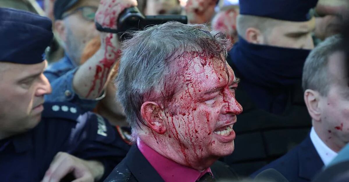 Protestujący antywojenni pokrywają ambasadora Rosji w Polsce czerwoną farbą