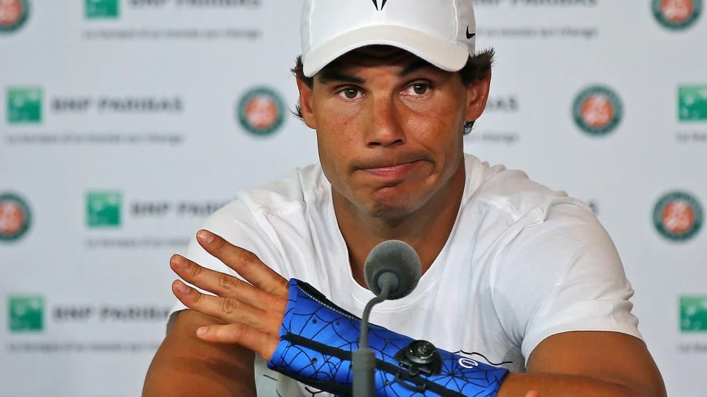 Rafael Nadal sufrió una lesión en la muñeca durante Roland Garros (AP)