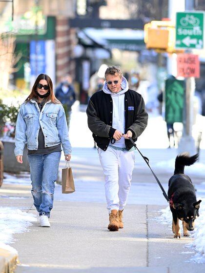 Mientras transita la última etapa de su embarazo, Emily Ratajkowski salió a pasear con su marido, Sebastian Bear-McClard, y su perro por las calles de Nueva York