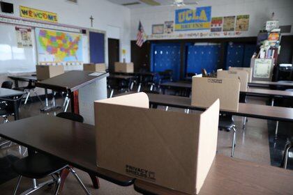 Estructuras para el distanciamiento social en las aulas en una escuela de Montebello, cerca a Los Angeles, California (Reuters)
