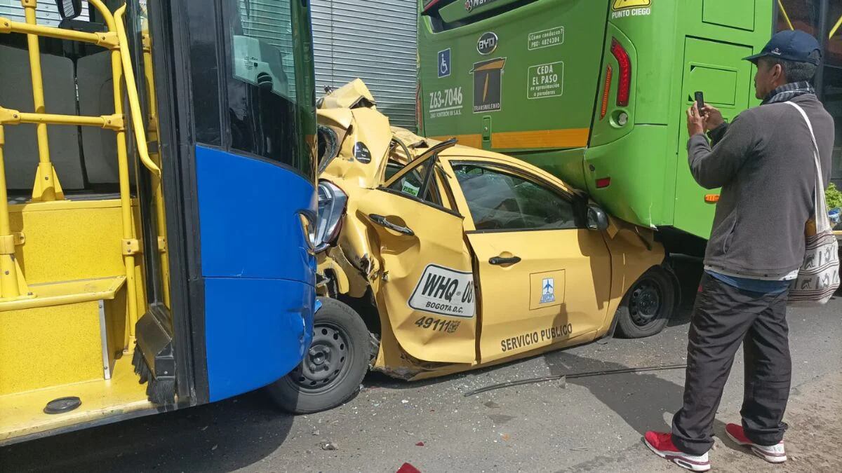 Impresionante choque en Bogotá: un taxi quedó aplastado entre dos buses