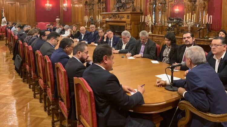 López Obrador se reunió con los coordinadores de programas sociales de todo el país para darles la indicación de no mezclar sus funciones con la militancia (Foto: Twitter @lopezobrador)