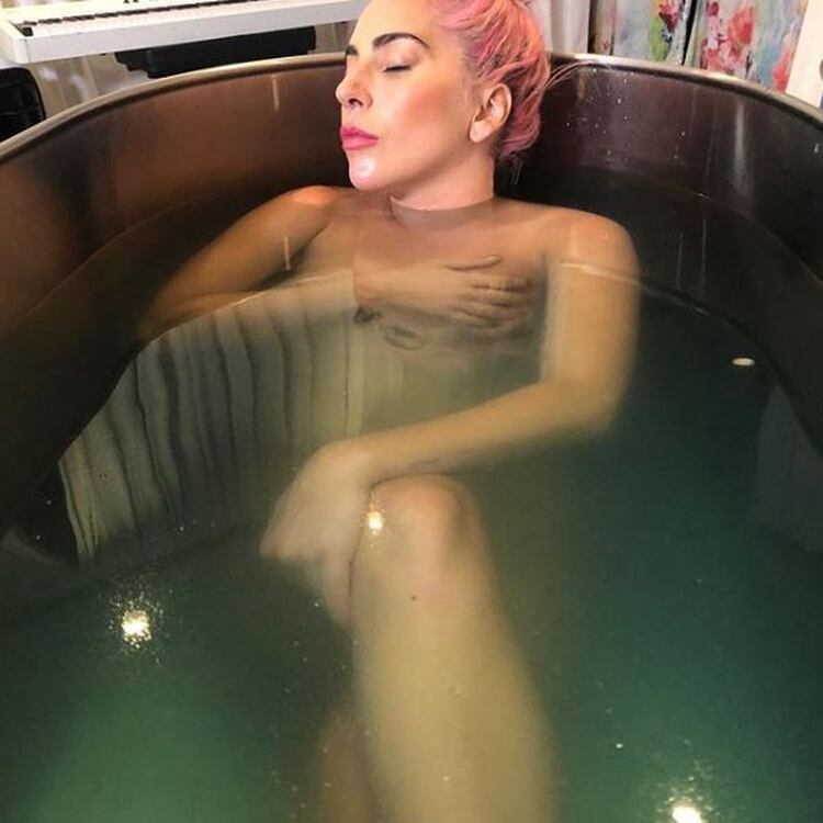 Lady Gaga se sumerge a una tine llena de agua caliente (Foto: @ladygaga)