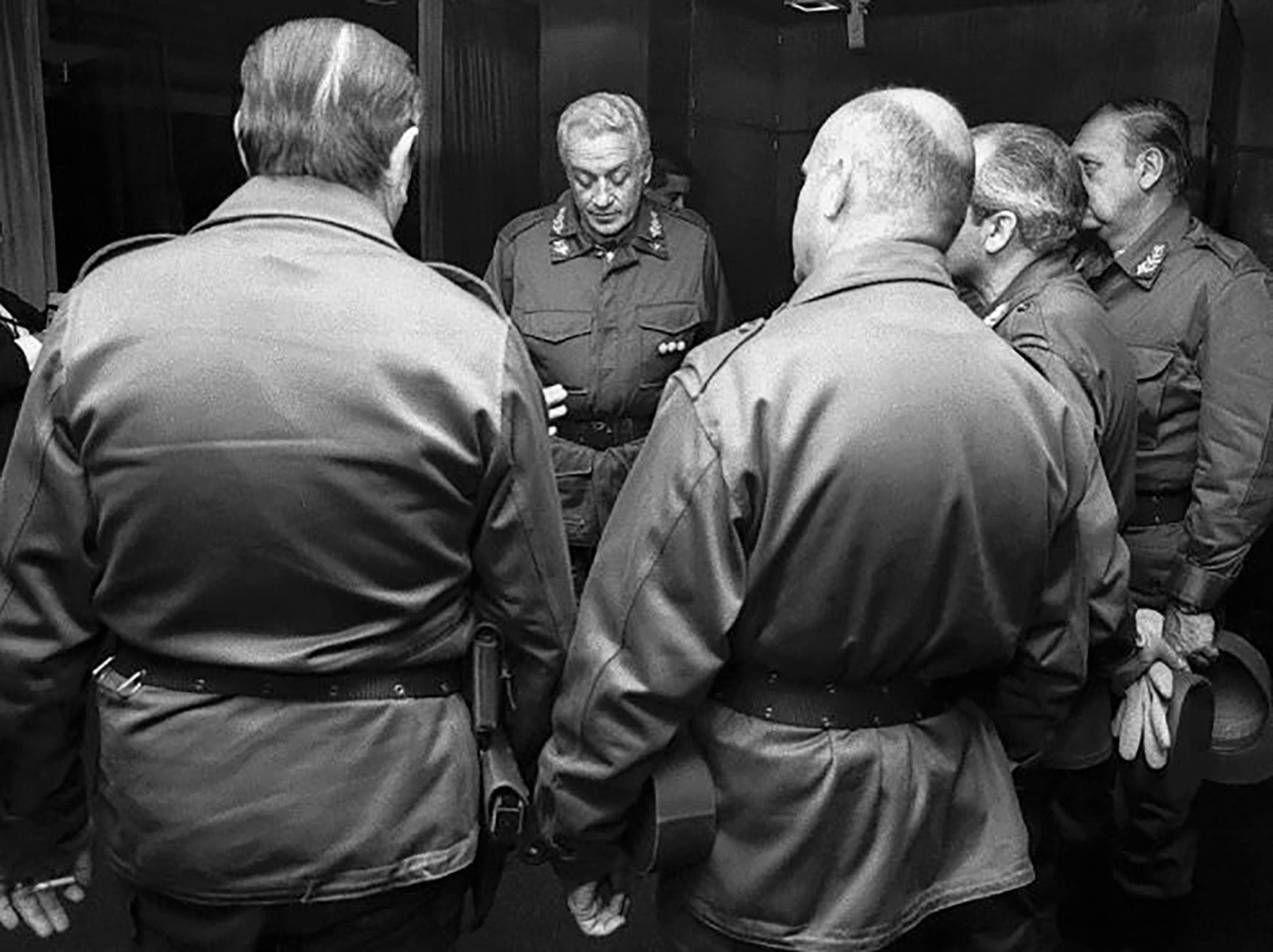 Le lieutenant-général Galtieri avec certains de ses généraux