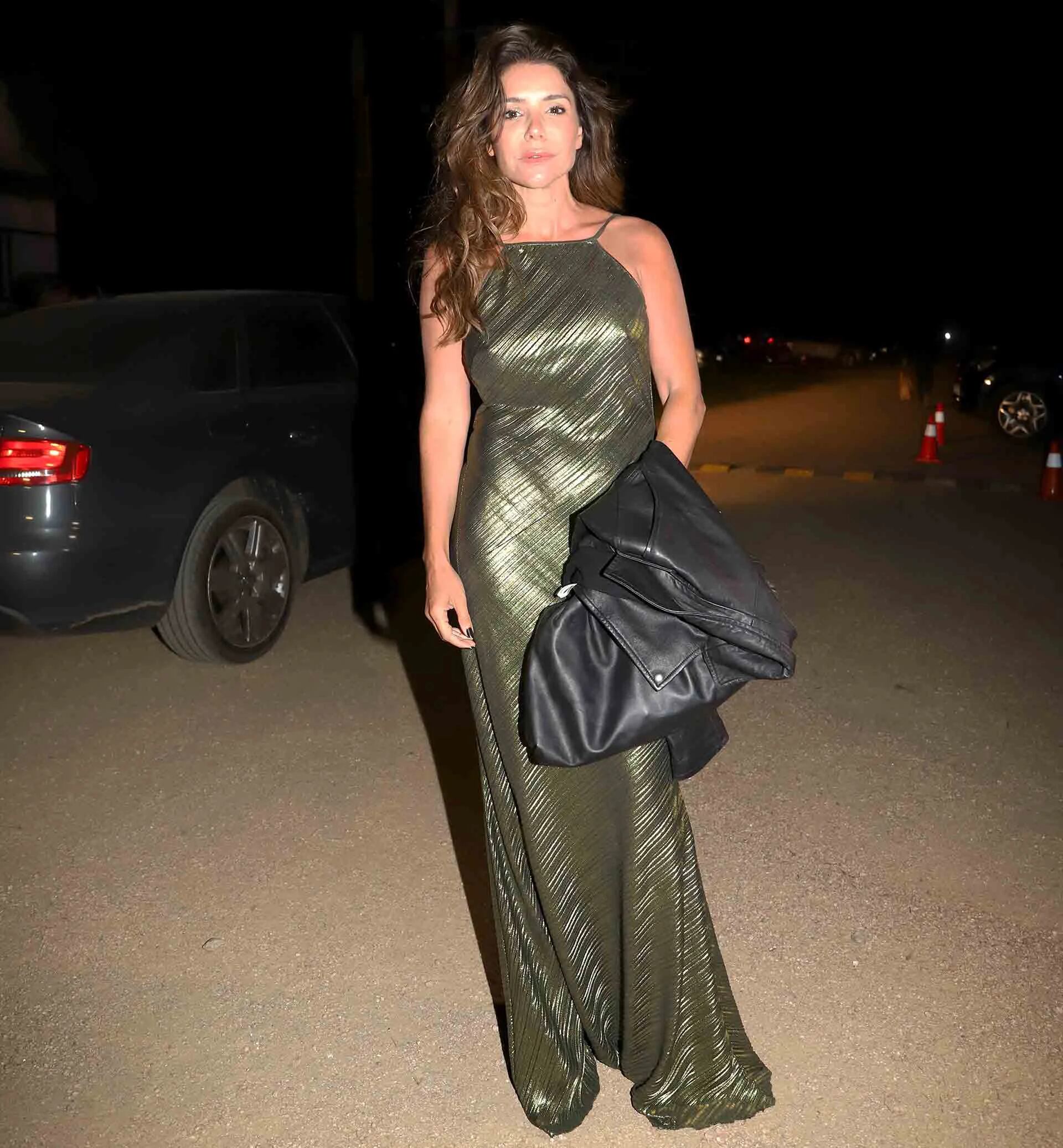 Romina Pigretti escogió un vestido largo metalizado, una de las tendencias del verano 2020